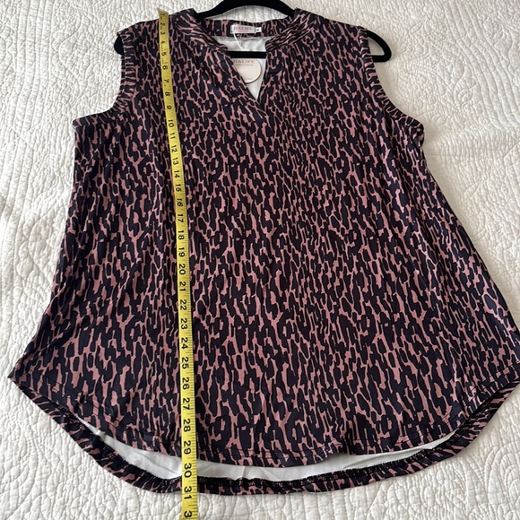 NWT print stretch sleeveless top - Picture 6 of 8